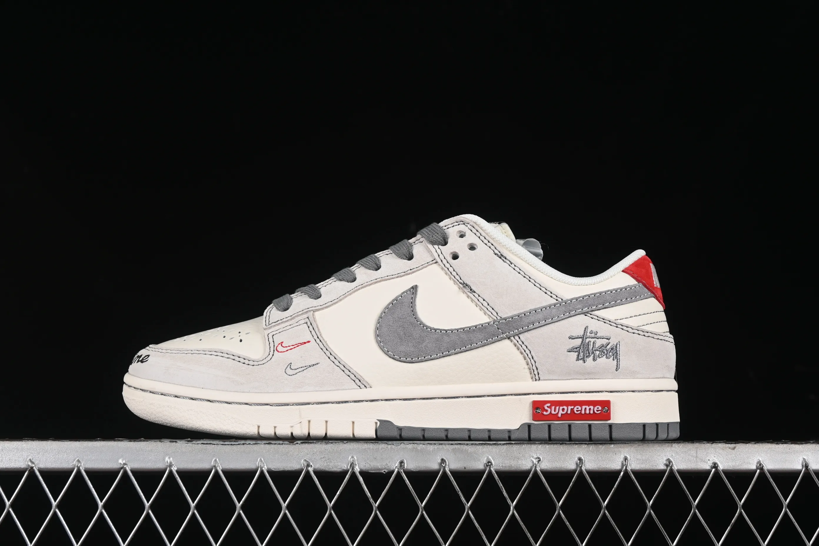 All categories Nk SB Dunk Series Nk SB Dunk Low High-end customized low-top sneakers Nk SB Dunk Low Stusi joint-embroidered gray hook Anniversary high-end customized low-top casual sneakers MM1089-033